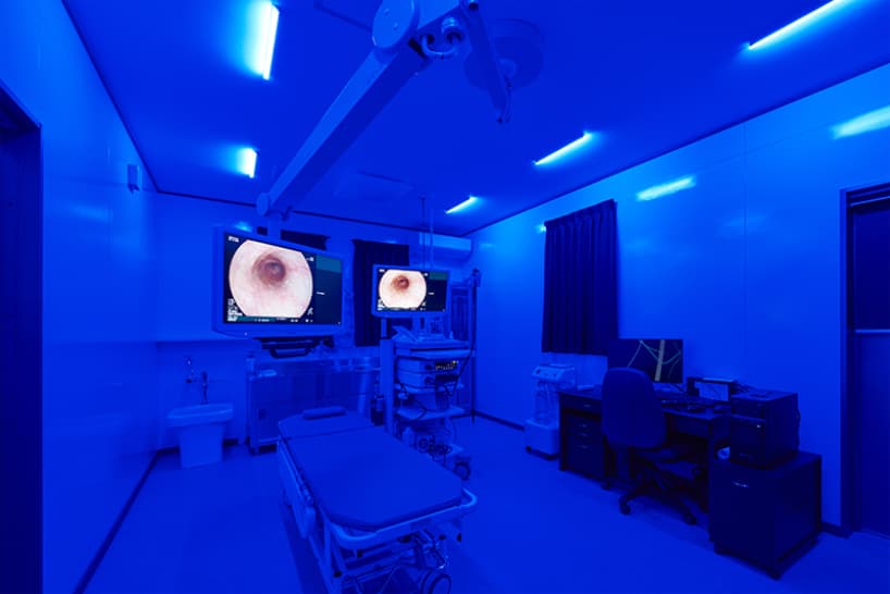 青色LEDの内視鏡で明るさを調整しながら視覚的な診断を