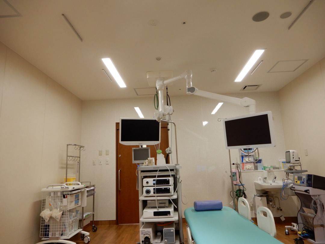 内視鏡室向け「青色」補助照明｜医療法人静和会 浅井病院様｜トライテラス